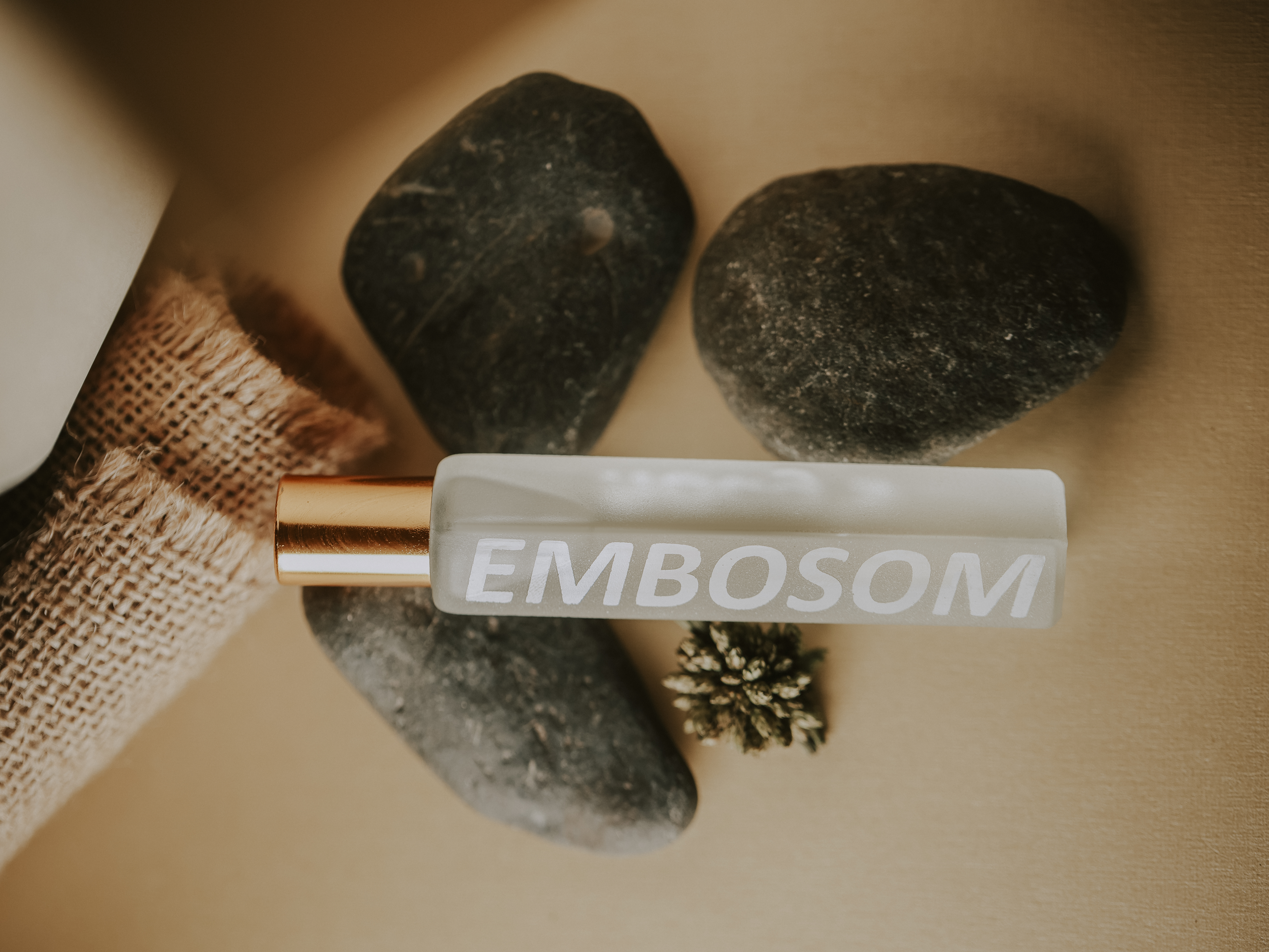 embosom citrus green floral aromatic woody ambery musky perfume